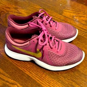 Nike Revolution 4 Maroon Size 6Y